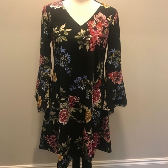 Roz & Ali Dresses & Skirts - Roz & Ali Black Floral A-line Dress Size S